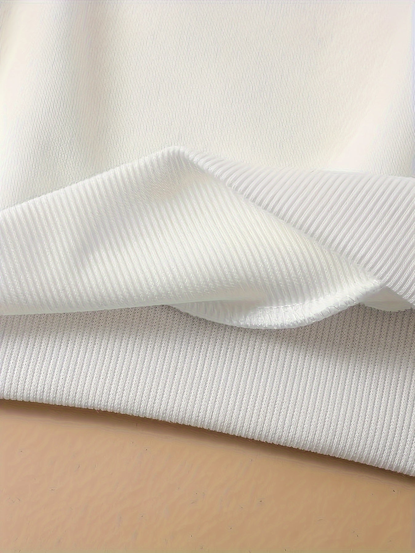 Women's White Christmas Crewneck Sweatshirt with "SANTA's FAVORITE" Red Lettering - Casual Round Neck Long Sleeve Holiday Sweater, Machine Washable All-Season Casual Wear, Festive Winter Party Outfit & Everyday Winter Clothin