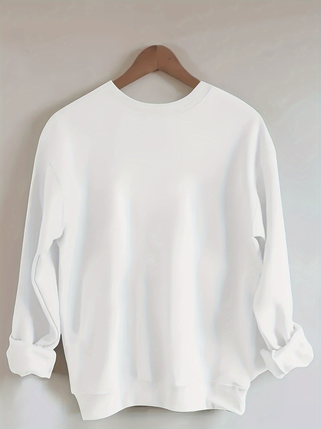 Women's White Christmas Crewneck Sweatshirt with "SANTA's FAVORITE" Red Lettering - Casual Round Neck Long Sleeve Holiday Sweater, Machine Washable All-Season Casual Wear, Festive Winter Party Outfit & Everyday Winter Clothin